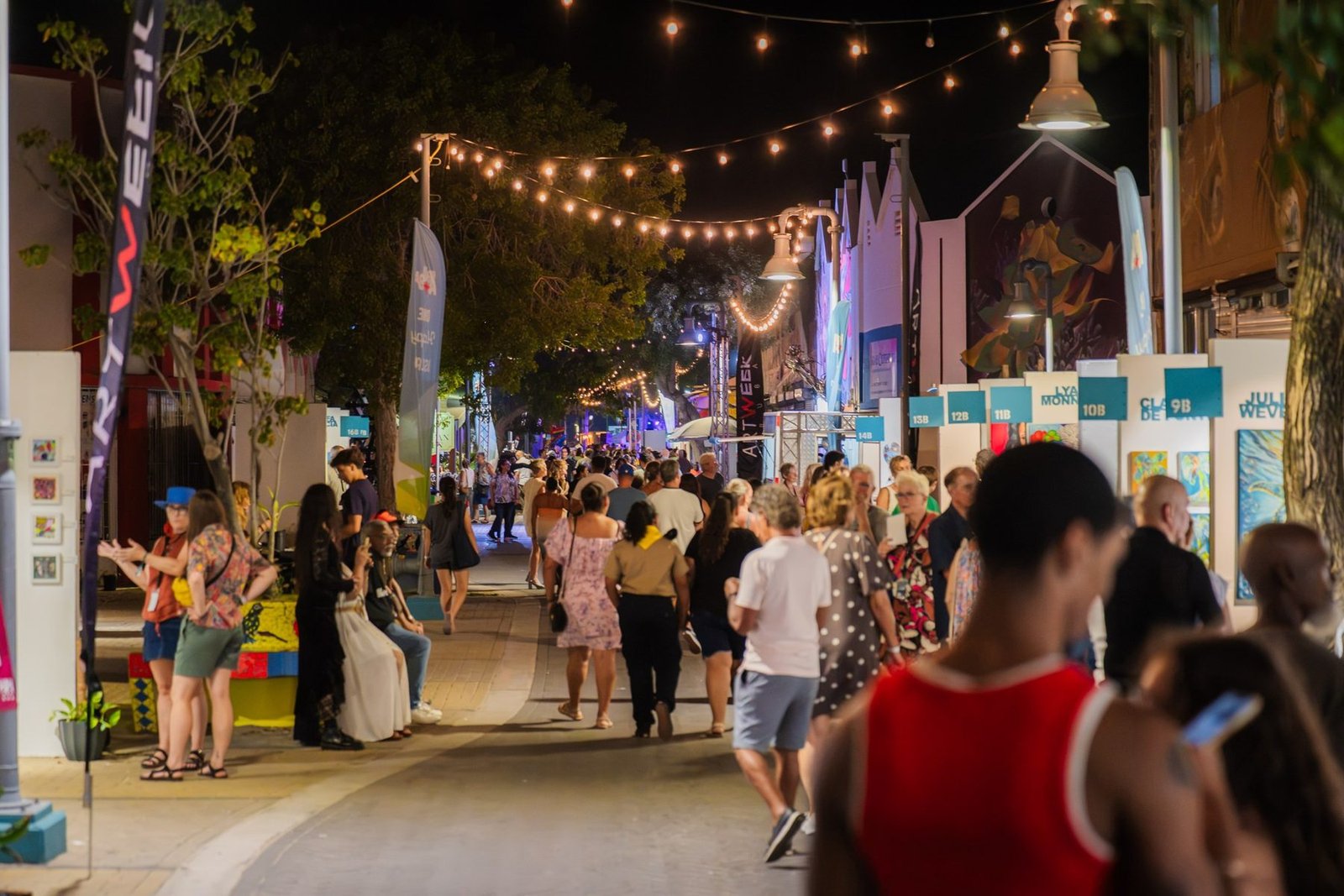 The street full of visitors at Aruba Art Fair 2026